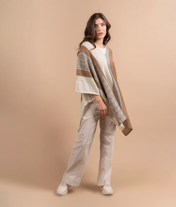 Poncho Alpacas En Las Montañas - Camel Y Gris Claro