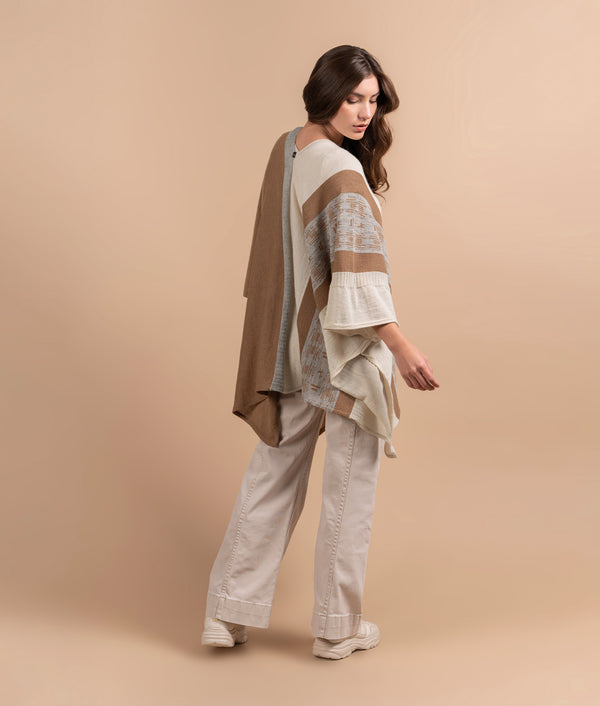 Poncho Alpacas En Las Montañas - Camel Y Gris Claro